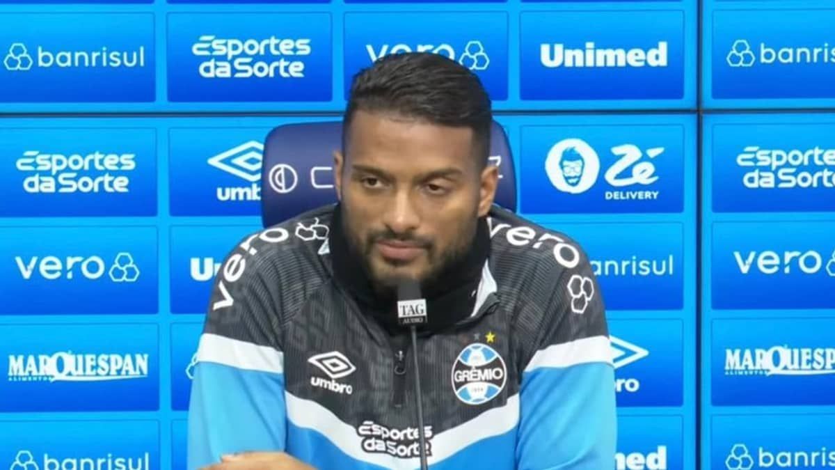 No silêncio do Grêmio, Reinaldo fala sobre Suárez: 'Sente muitas dores'