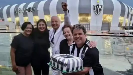 Reinaldo festejou o aniversário no futuro estádio do Atlético