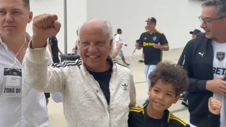 Reinaldo foi cercado por fãs na chegada à Arena MRV