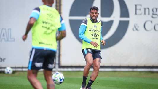 Reinaldo retorna à lateral-esquerda após suspensão na última rodada