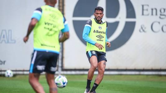Reinaldo retorna à lateral-esquerda após suspensão na última rodada