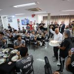 Ídolo no Atlético, Reinaldo ganha bolo de aniversário e parabéns de Hulk e cia