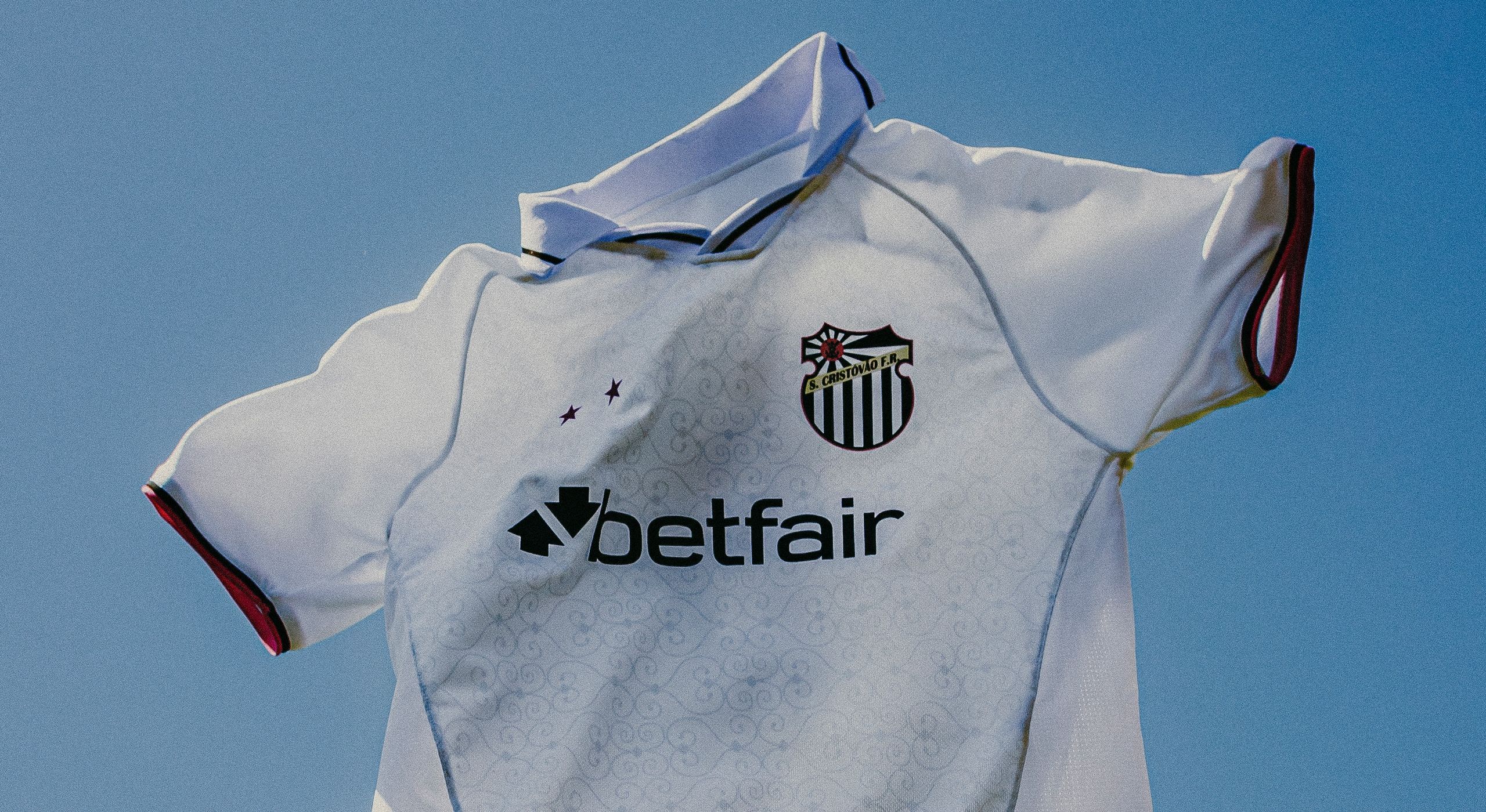 Clube brasileiro surpreende e homenageia ídolo do Cruzeiro em novo uniforme
