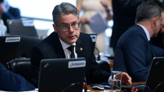 Relator Alessandro Vieira (MDB-SE) afirmou, nesta terça-feira, que o Projeto de Lei garantirá justiça fiscal no Brasil: 'quem tem mais, pague mais, e não vai ser mais, a alíquota é de 15%, um cidadão paga 27,5%"