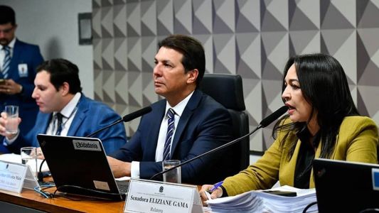 Senadora Eliziane Gama (PSD-MA) apresentou relatório nesta terça-feira (17); relatório pede indiciamentos de 61 pessoas