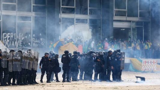 Relatório aponta falta de policiais para enfrentar bolsonaristas que invadiram prédios na Praça dos Três Poderes