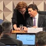 Carla Zambelli critica relatório da CPMI do 8 de Janeiro em sessão com a presença do pai