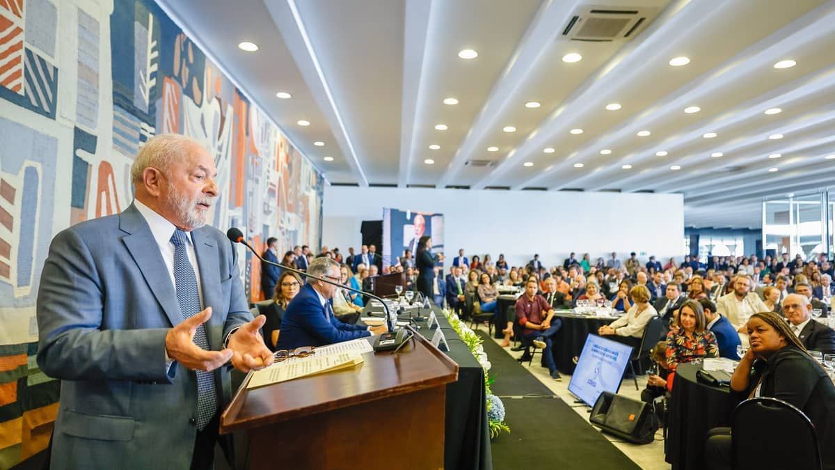 Lula encaminha PL de reajuste do salário mínimo acima da inflação ao Congresso