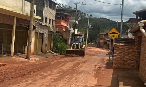 Remoção de barro no bairro Cachoeira