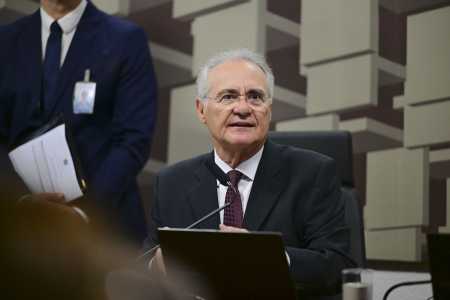 O presidente da Comissão de Assuntos Econômicos, senador Renan Calheiros