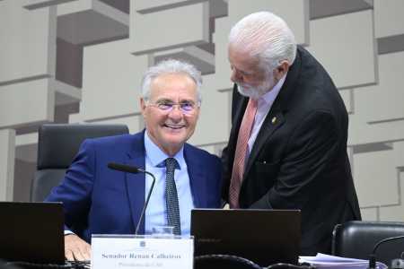 O presidente da CAE, senador Renan Calheiros (cen.), e o líder do Governo no Senado, Jaques Wagner (dir.)