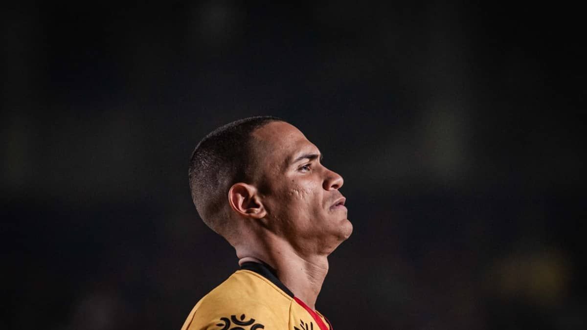 Torcida do Sport critica goleiro Renan em golaço do Ceará; assista ao lance
