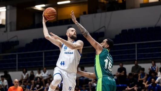 Renan Lenz, ala-pivô e capitão do Minas, em lance contra Matheus Maciel, ala-pivô do Bauru