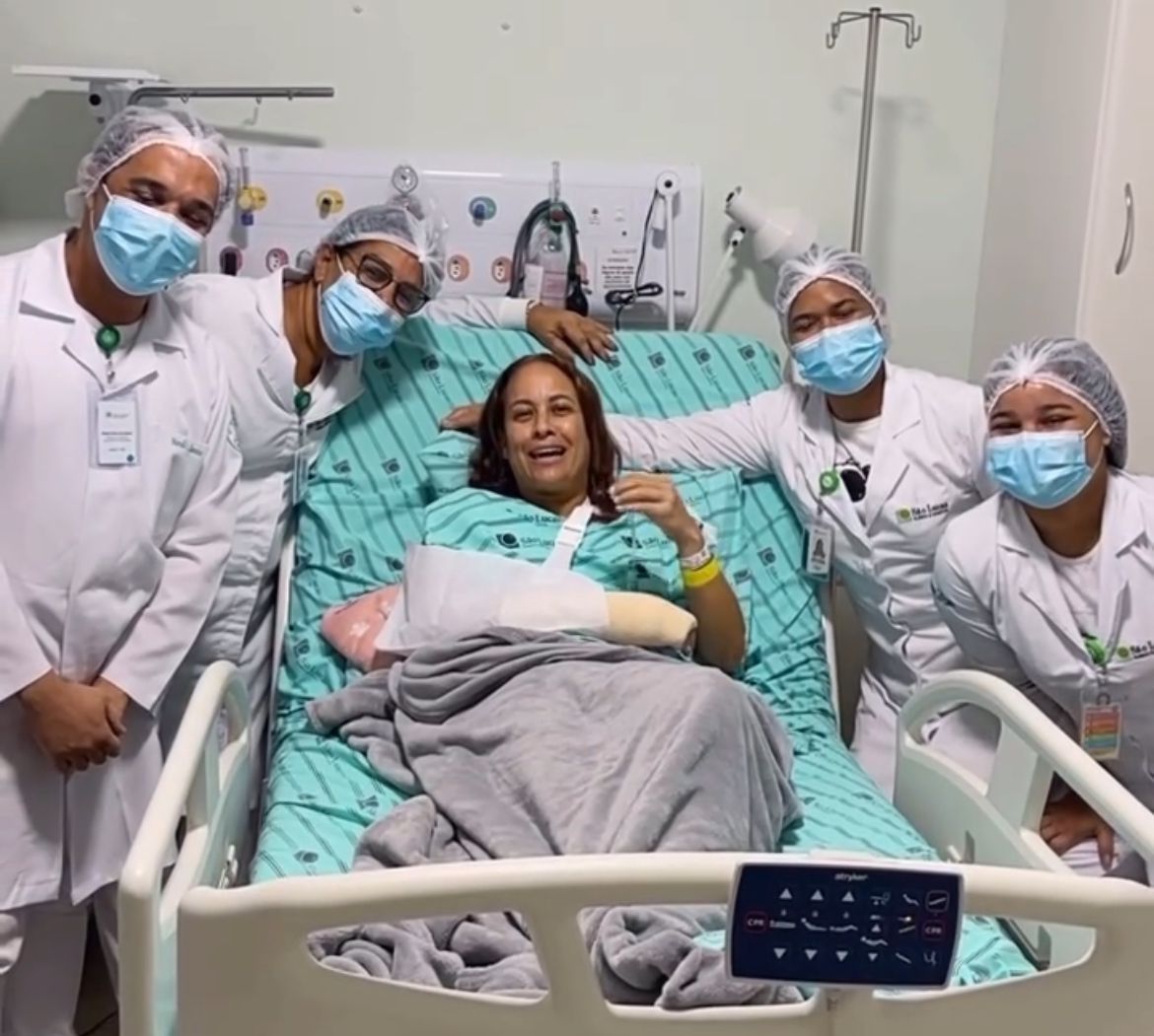Renata Alves, apresentadora do 'Hoje em Dia', passa por cirurgia no metacarpo