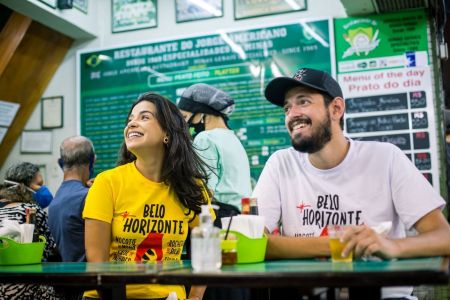 Renata Urbano e Bernardo Cançado, criadores do Oncêvai, em bar de Belo Horizonte