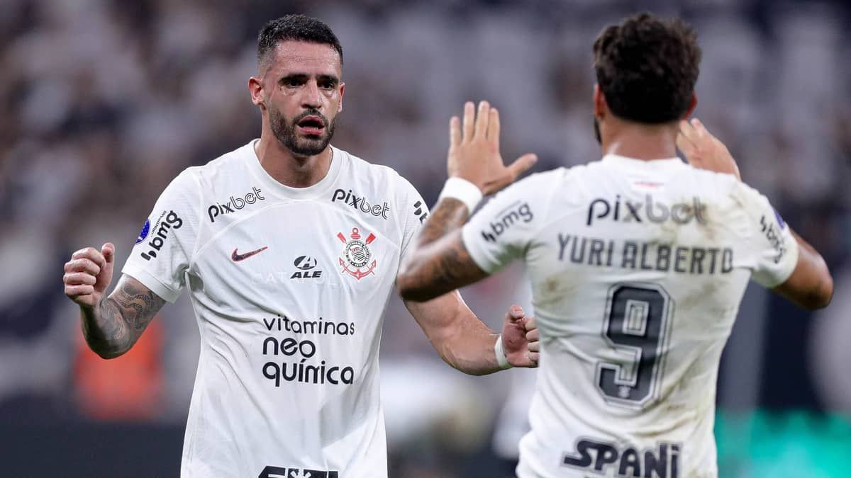 Renato Augusto lamenta empate, mas vê Corinthians vivo para a volta