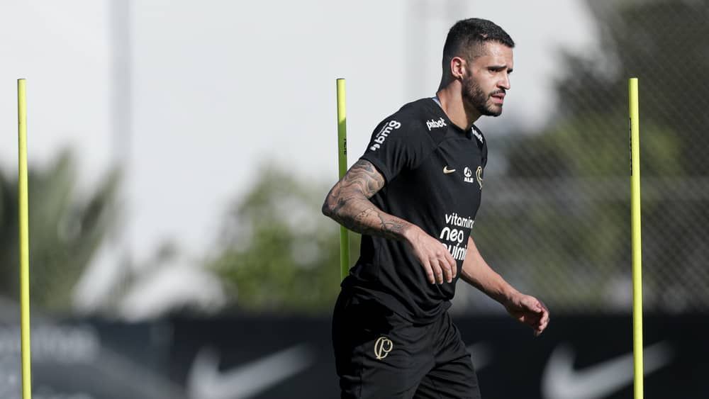 Renato Augusto vai a campo em penúltimo treino do Corinthians antes de enfrentar o Atlético
