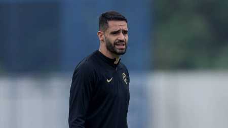 Renato Augusto fez atividade com bola
