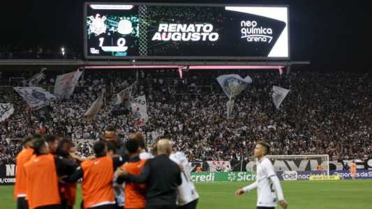 Renato Augusto homenageou Sócrates com seu gol