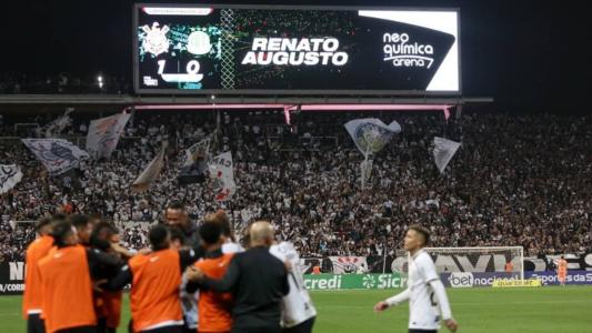 Renato Augusto homenageou Sócrates com seu gol