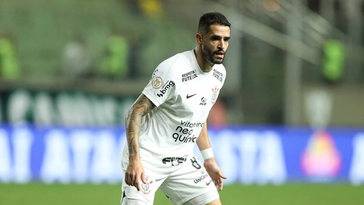 Renato Augusto cobra padrão de jogo ao Corinthians