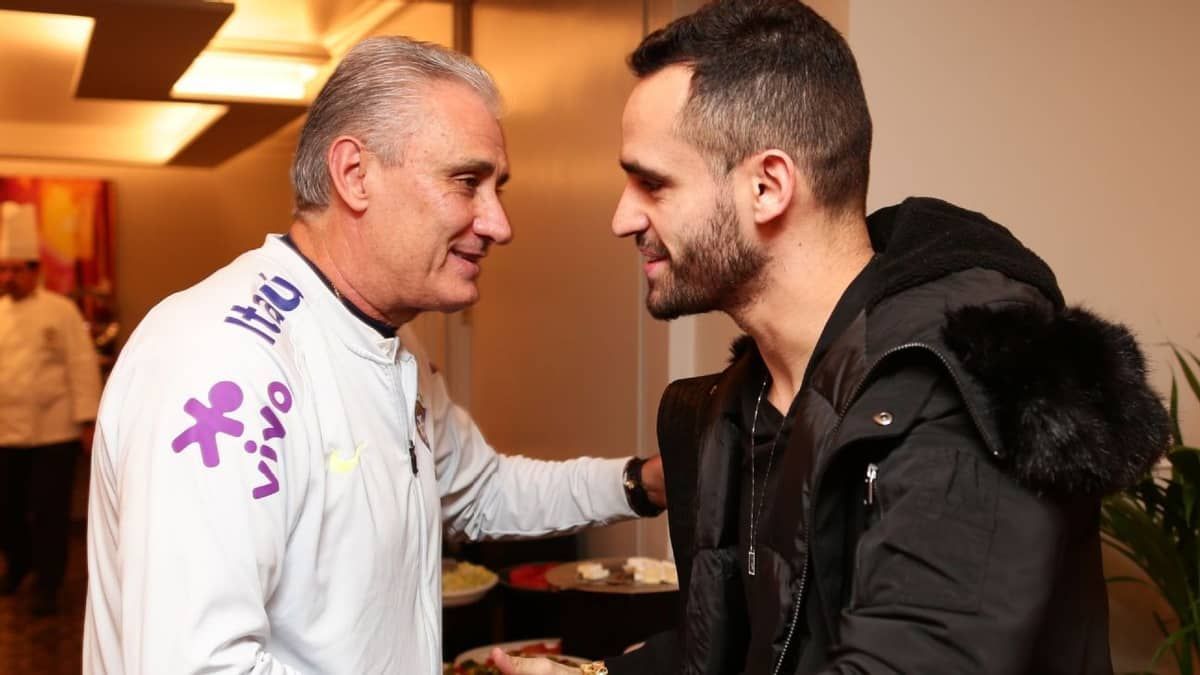 Jogadores do Corinthians são flagrados em conversa com Tite