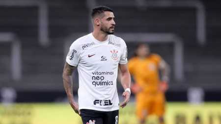 Renato Augusto terminou uma partida em campo após seis meses