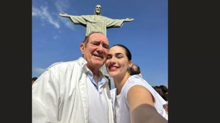 Renato e a filha Livian em momento de fé, superação e devoção