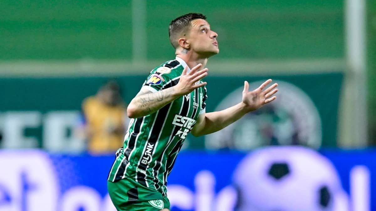 'Quase aposentadoria' e pedido do filho: atacante do América se emociona em estreia