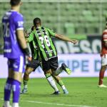 América vence o Vila Nova de virada, segue invicto e entra no G4 da Série B