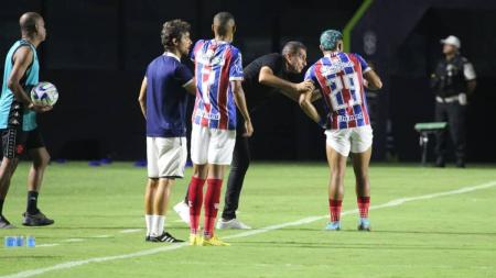 Renato Paiva orienta Vitor Jacaré durante jogo contra o Vasco, em São Januário