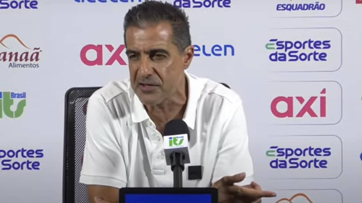 Paiva bate-boca na coletiva após triunfo do Bahia: 'Radialista pífio'