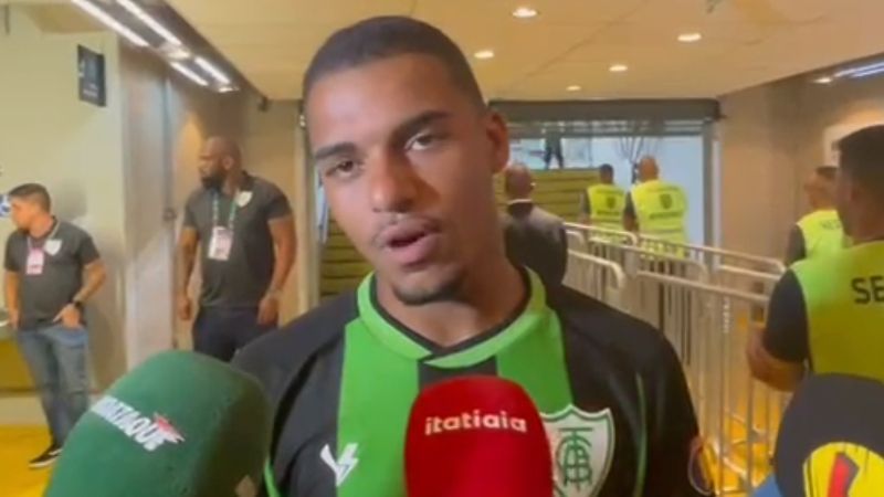 Jogador do América repreende companheiro e explica briga em jogo com Cruzeiro