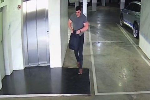 Vídeo mostra empresário preso por matar gari colocando arma de delegada em mochila