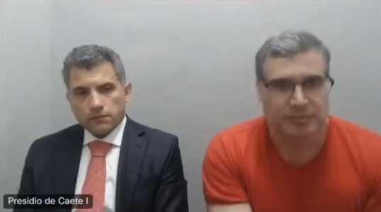 Renê Júnior e seu advogado, Bruno Rodrigues, durante audiência