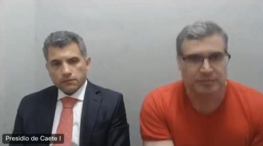 Renê Júnior e seu advogado, Bruno Rodrigues, durante audiência