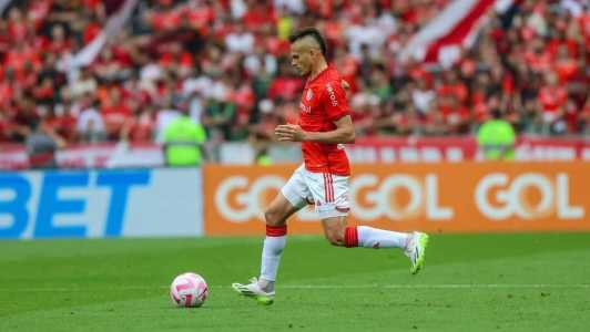 Renê voltou a trabalhar com o grupo no gramado do Beira-Rio