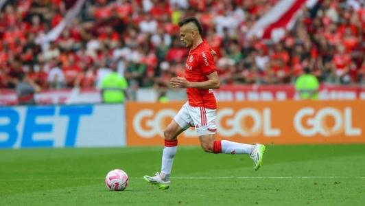 Renê voltou a trabalhar com o grupo no gramado do Beira-Rio