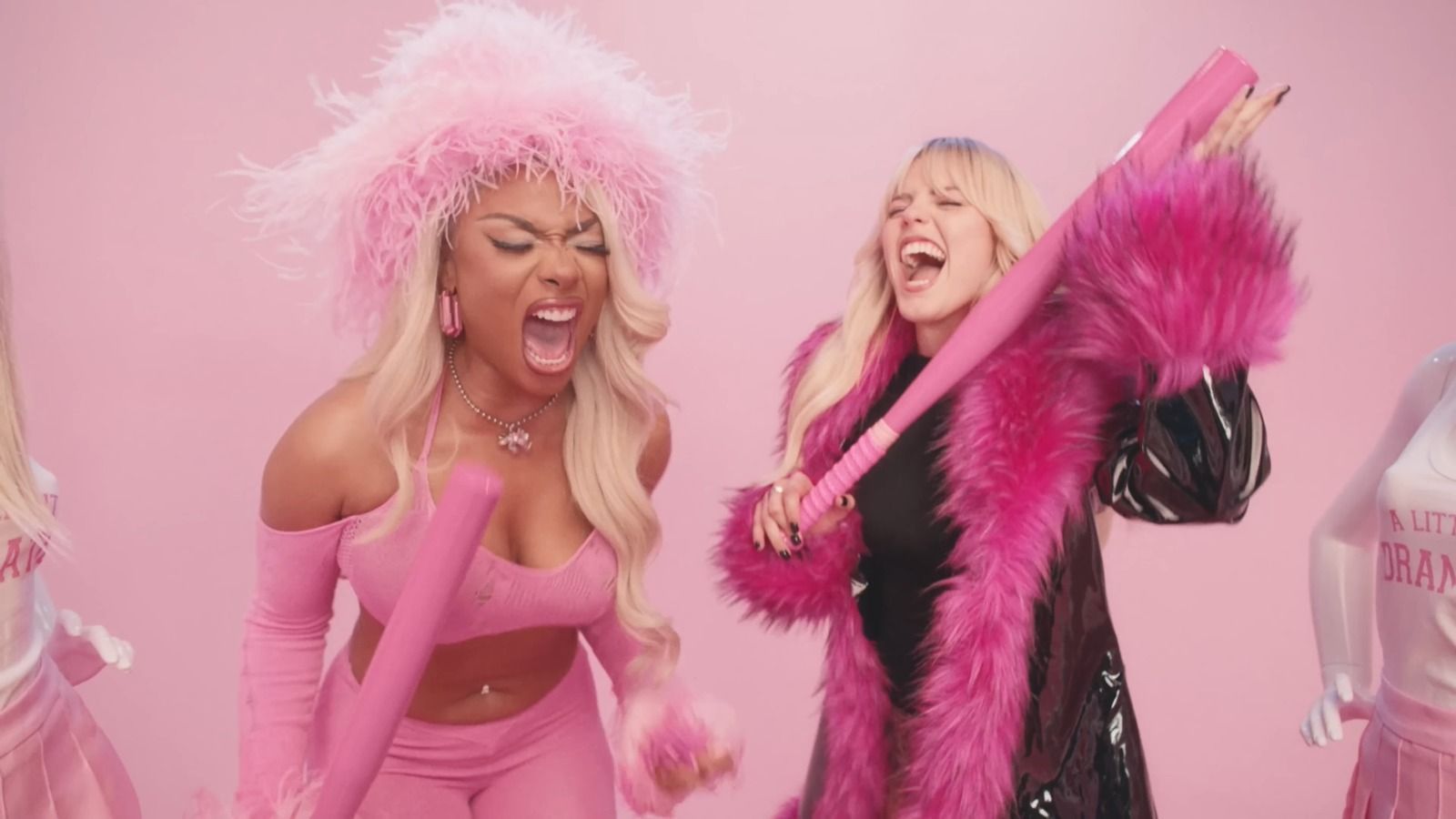 'Meninas Malvadas': Megan Thee Stallion e Reneé Rapp são Regina George em clipe