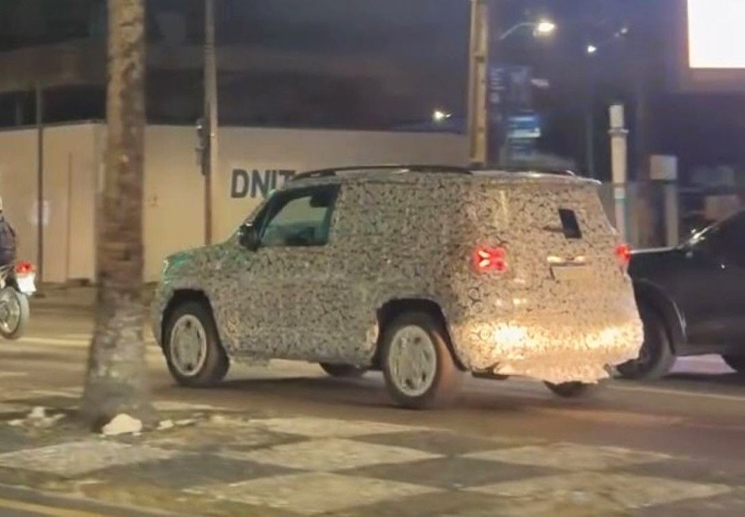 Flagra: Jeep Renegade híbrido esconde reestilização com camuflagem
