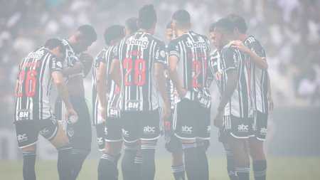 Renzo Saravia (primeiro à esquerda) foi titular pela primeira vez contra o Vasco, em 20 de agosto
