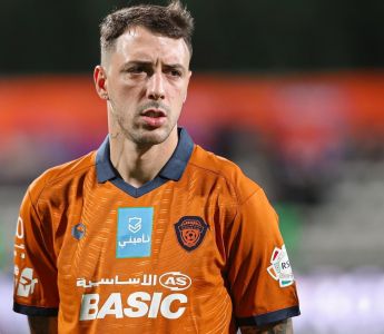 Renzo López em campo pelo Al-Fayha