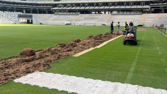 Replantio do gramado da Arena MRV