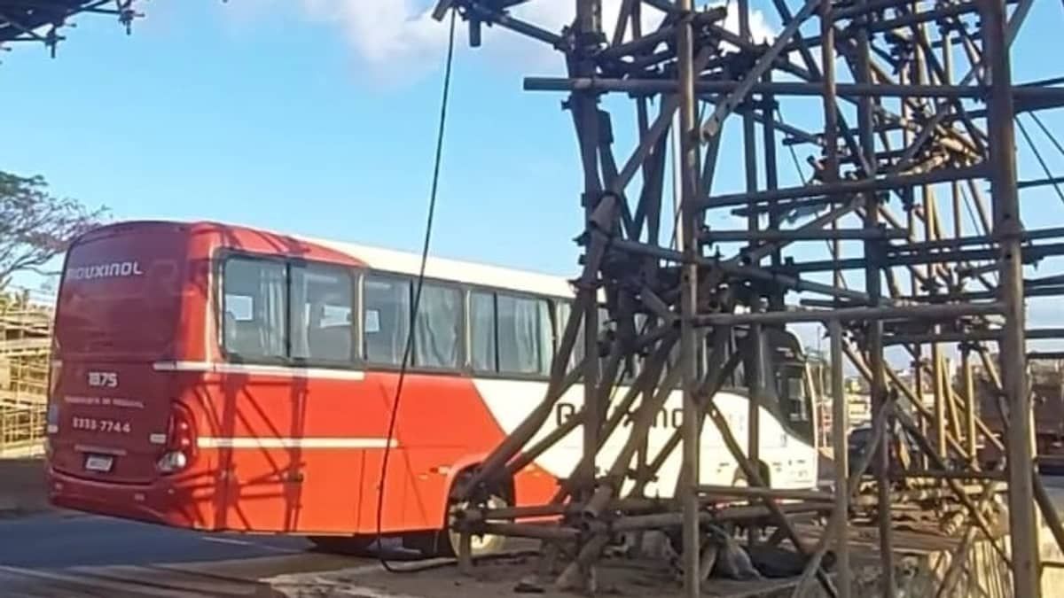 Parte do concreto de passarela do Anel Rodoviário pode cair, atingir carros e levar pedestres