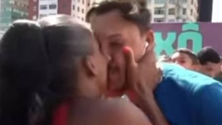 Repórter foi beijado à força enquanto fazia uma entrevista no bloco Galo da Madrugada