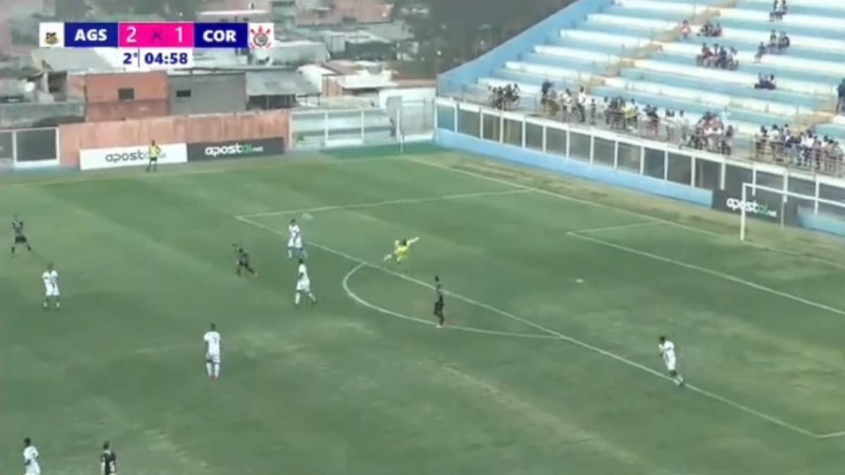 Goleiro do Água Santa faz gol incrível contra o Corinthians no sub-20; assista