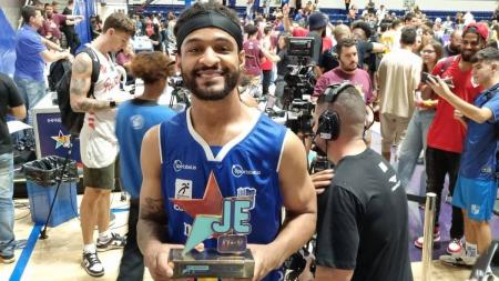 Representando o Minas, Eden Ewing venceu o torneio de enterradas no jogo das estrelas do NBB