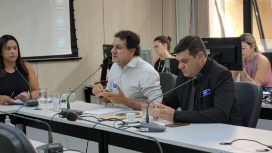 Representante da empresa Coletivos Boa Vista, José Brás (de branco), presta depoimento à CPI