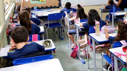 Representantes de escolas e professores se reúnem nesta terça (12) em nova tentativa de negociação