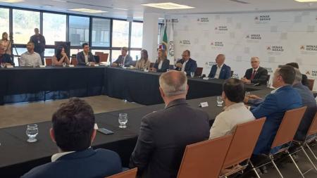 Representantes do Governo de Minas, Judiciário, MP e prefeitos anunciaram mudança no repasse dos recursos aos municípios